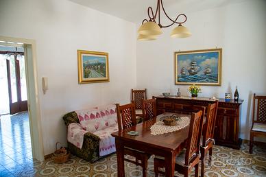 Elegante sala da pranzo in legno massello