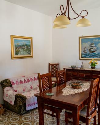 Elegante sala da pranzo in legno massello