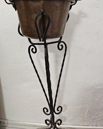 Porta fiori alto in ferro e paiolo in rame 