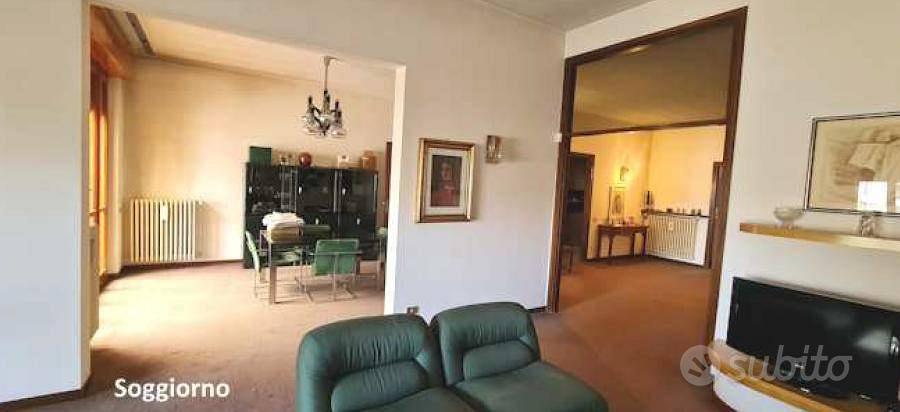 Immobile in asta di 330 m² con più di 5 locali e b - Altro