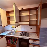 Cucina con fuochi cappa e forno