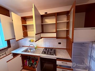 Cucina con fuochi cappa e forno