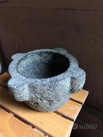 Antico mortaio in pietra