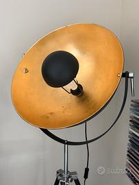 Lampada da terra industrial con treppiede