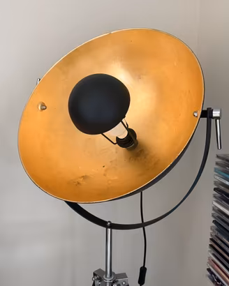 Lampada da terra industrial con treppiede