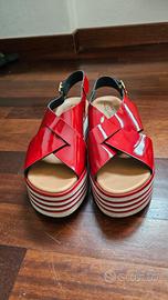 sandali di vernice rossi