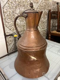 Antica brocca da vino o acqua in rame battuto a ma