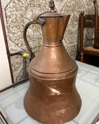 Antica brocca da vino o acqua in rame battuto a ma