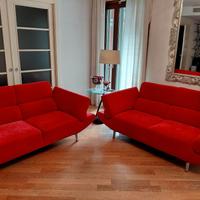 Coppia di divani rossi design moderno
