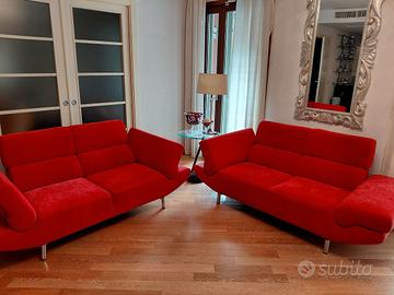 Coppia di divani rossi design moderno