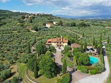 Rustico / Casale di 597 m² con più di 5 locali e b