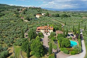 Rustico / Casale di 597 m² con più di 5 locali e b