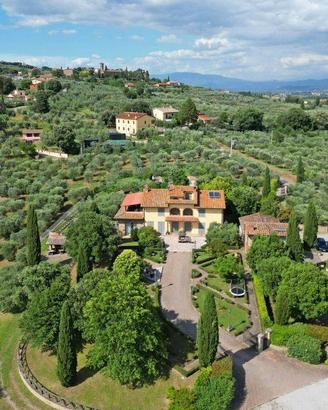 Rustico / Casale di 597 m² con più di 5 locali e b
