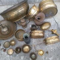 Lotto  ottone : portavasi, versatoi, oggetti vari