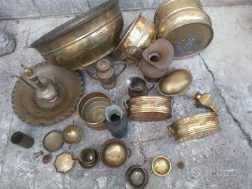 Lotto  ottone : portavasi, versatoi, oggetti vari