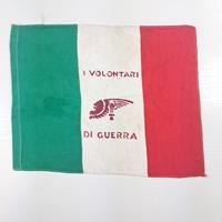 Bandiera tricolore italiana con scritta centrale