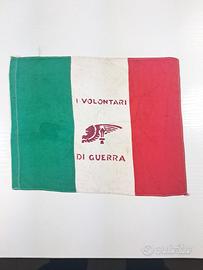 Bandiera tricolore italiana con scritta centrale