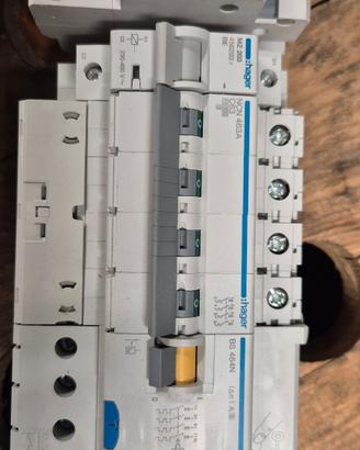materiale elettrico 