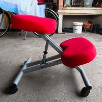 Sedia posturale ergonomica da estetista con ruote