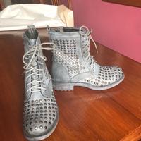 Anfibi con borchie CINTI