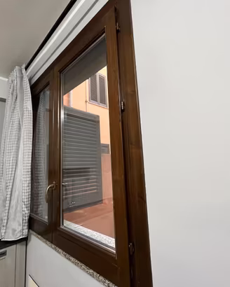 Infisso in legno piu veneziana