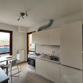 Cucina con elettrodomestici 