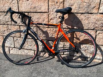 Bici da corsa arancione 