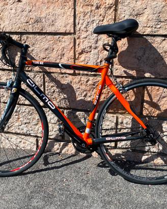 Bici da corsa arancione 