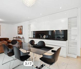 Sedie design moderne nere con base cromata