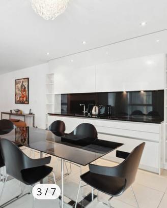 Sedie design moderne nere con base cromata