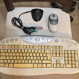 Tastiera wireless senza fili con mouse.