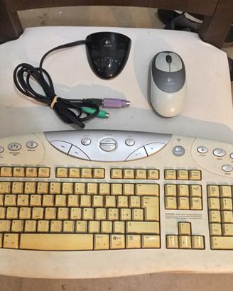 Tastiera wireless senza fili con mouse.