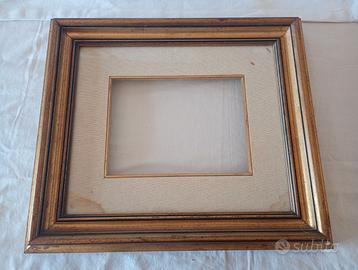 Vecchia cornice in legno massiccio e oro