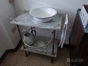 Antico lavabo da camera con catino e brocca