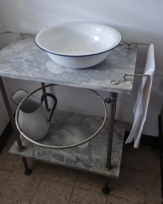 Antico lavabo da camera con catino e brocca