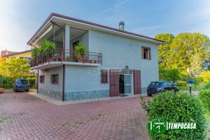 VILLA INDIPENDENTE, SU 2 LIVELLI, CON GIARDINO DI