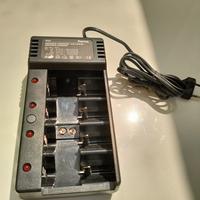 Caricabatterie universale per pile