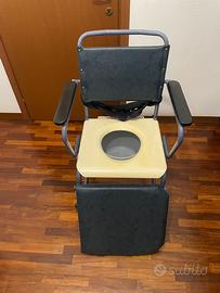 Sedia rotelle con contenitore WC