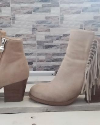 Stivaletti Bata in Camoscio Beige con Frange –