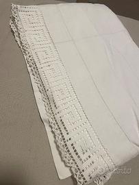 Lenzuolo sopra uncinetto a mano