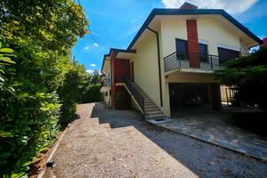 Villa quadrifamiliare in centro con giardino