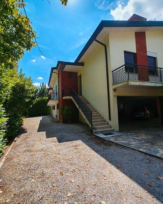Villa quadrifamiliare in centro con giardino