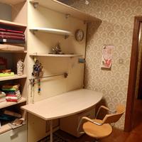 Camera  con letto, scrivania e libreria e armadio