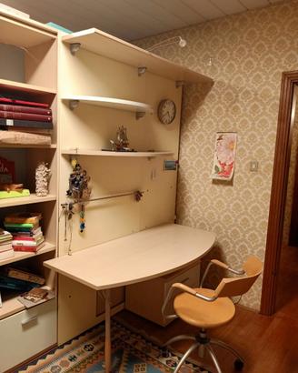 Camera  con letto, scrivania e libreria e armadio