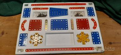 Meccano pannello con diversi pezzi
