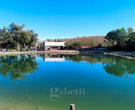 Lago di pesca sportiva con ristorante