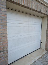 Porta basculante per garage con motore