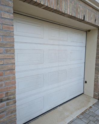 Porta basculante per garage con motore