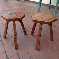 Due sgabelli in legno intarsiato. fatti a mano