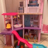 Barbie Dreamhouse con vasca da bagno e barbie.